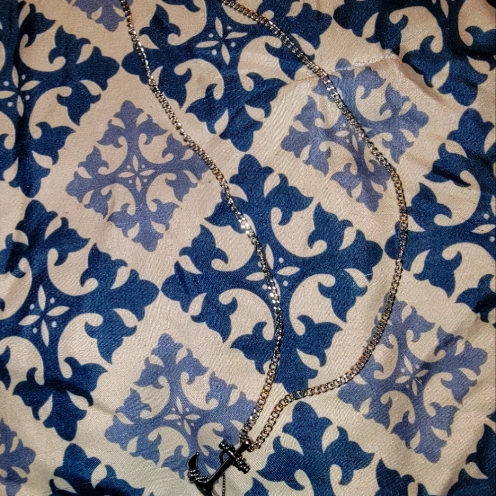 Silver necklace witj an anchor pendant